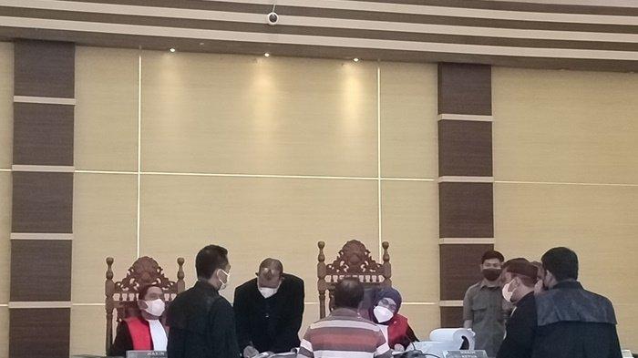 Majelis hakim, JPU, dan tim kuasa hukum terdakwa notaris Gemara Handawuri, saat sidang agenda pemeriksaan saksi Darwin Saputra, di Pengadilan Negeri Pangkalpinang, Rabu (06/10/2021).