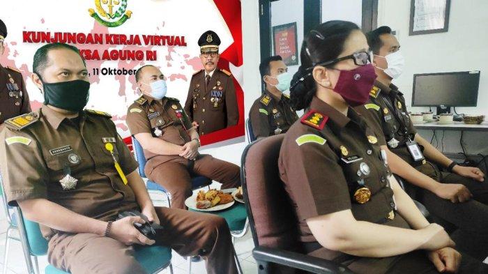 Kajari Bangka Barat, Helena Octavianne mengikuti kunjungan kerja Jaksa Agung Republik Indonesia secara virtual bertempat di Digital Center Kejari Bangka Barat.