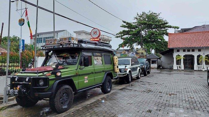 Mobil-mobil berbagai jenis dan merek milik anggota IMC yang sudah dimodifikasi memiliki tenda di bagian atapnya terparkir di Halaman La Terase, Pangkalpinang, Kepulauan Bangka Belitung, Minggu (17/10/2021) sore.