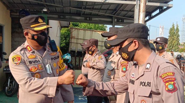 Kapolres Pangkalpinang, Kepulauan Bangka Belitung, AKBP Dwi Budi Murtiono saat memimpin apel di Polsek Was Pangkalbalam, Selasa (12/10/2021).