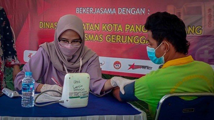 Seorang tenaga kesehatan ketika melakukan pengukuran tekanan darah warga binaan di Lapas Kelas II A Pangkalpinang, Kamis (30/12/2021).