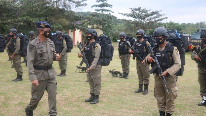 Kapolda Kepulauan Bangka Belitung, Irjen (Pol) Anang Syarif Hidayat, melepas 100 personil satuan Brimob BKO ke Polda Papua, Rabu (17/2/2021