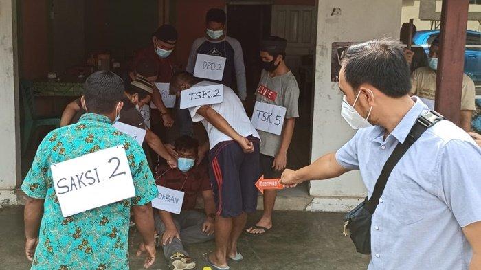 Satu dari 14 adegan olah rekonstruksi kasus pengeroyokan di Desa Bencah beberapa waktu lalu yang digelar di Mapolres Bangka Selatan, Rabu (17/2/2021).