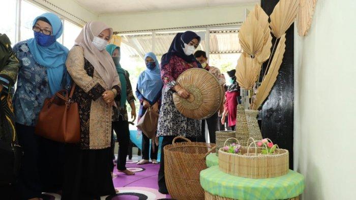 Yusmiati Mulkan, Ketua TP PKK Bangka ketika bertandang ke pengrajin, pelaku seni anyaman sekaligus pelaku UMKM di Kabupaten Bangka, Kamis (18/02/2021)