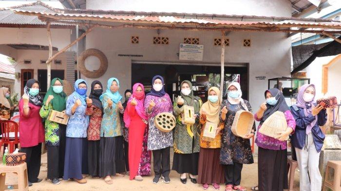 Yusmiati Mulkan, Ketua TP PKK Bangka ketika bertandang ke pengrajin, pelaku seni anyaman sekaligus pelaku UMKM di Kabupaten Bangka, Kamis (18/02/2021)