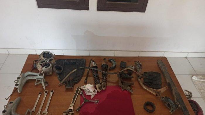 Barang bukti pelatan dan motor yang sudah dipreteli oleh dua pelaku pencurian kendaraan bermotor (curanmor) diamankan Tim Naga Polres Pangkalpinang, Jumat (19/2/2021)