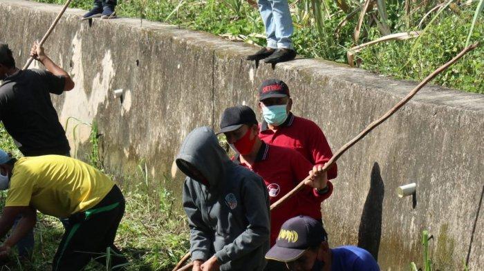 Ketua DPC PDI Perjuangan Kabupaten Bangka, Syahbudin yang juga Wakil Bupati Bangka melaksanakan kegiatan normalisasi aliran sungai dan penebaran benih ikan di Kampung Rambak Kelurahan Jelitik Kecamatan Sungailiat Kabupaten Bangka, Minggu (21/02/2021).