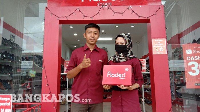 Danis selaku Chief Fladeo Shoes bersama pegawai di Fladeo memperlihatkan sepatu dan sandal Fladeo. Saat in Fladeo shoes sedang cuci gudang dengan promo harga murah