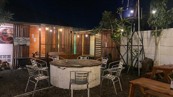 Suasana malam hari saat nongkrong di Meramuda Coffee