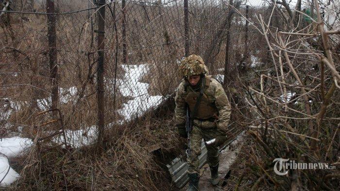 Seorang prajurit Pasukan Militer Ukraina berjalan di garis depan dengan separatis yang didukung Rusia tidak jauh dari Avdiivka, di wilayah Donetsk, Ukraina tenggara pada 10 Januari 2022.