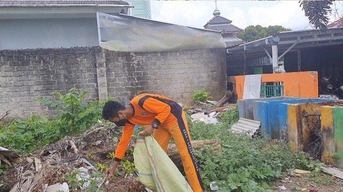 Apri, siswa SMP yang pulang sekolah membantu ibu dengan memulung.