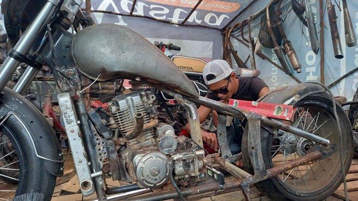Alfri saat merenovasi motor custom