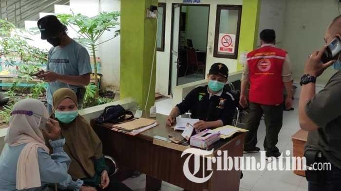 Diana, istri Bripda Febriyan Duwi, saat menunggu pemeriksaan ante mortem di RSD dr Soebandi Jember, Minggu (13/2/2022). Bripda Febriyan Duwi merupakan satu di antara korban ritual maut di Pantai Payangan, Jember.