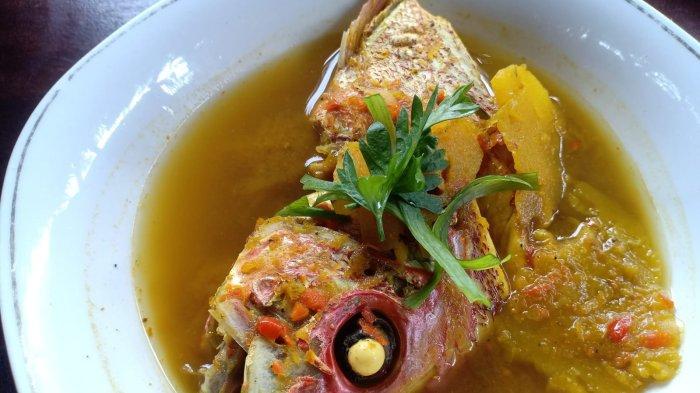 Sajian lempah kuning di Lempah Kuning Mak Kampung