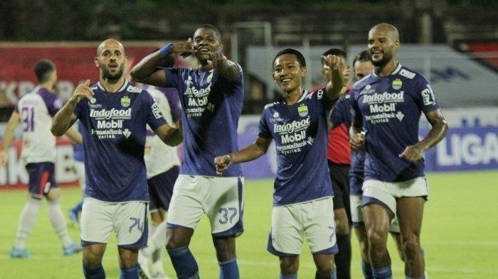 Selebrasi Bruno Cantanhede bersama pemain Persib Bandung setelah mencetak gol ke gawang Persita Tangerang dalam pertandingan pekan 18 BRI Liga 1 2021 di Stadion I Ngurah Rai, Bali, Jumat (7/1/2022) malam WIB
