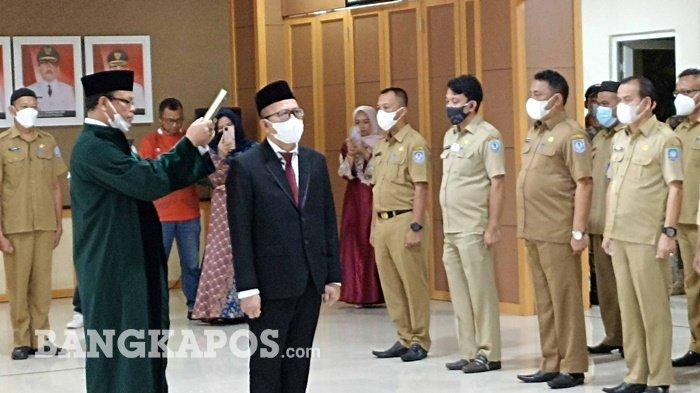 Pelantikan Eddy Supriadi sebagai Sekda Bangka Selatan oleh Bupati Bangka Selatan Riza Herdavid di Gedung Sekretariat Pemkab Basel, Selasa (15/3/2022)