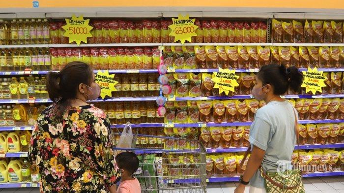 Pengunjung membeli minyak goreng kemasan di sebuah supermarket di kawasan Kemang, Jakarta Selatan, Jumat (18/3/2022). Stok minyak goreng di pasaran kini mulai kembali melimpah seiring dengan dicabutnya aturan harga eceran tertinggi (HET). Pemerintah mencabut HET minyak goreng sejak Rabu (16/3) menyusul adanya kelangkaan barang yang terjadi belakangan ini. Beberapa merk minyak goreng kemasan terkenal pun mulai memenuhi rak-rak supermarket.