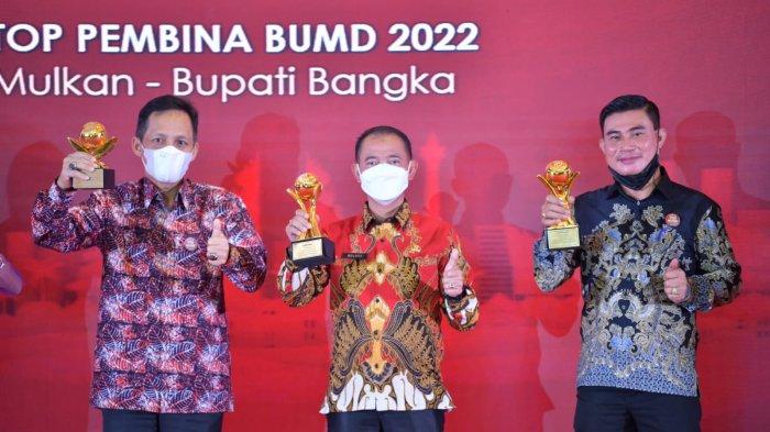Perumda Air Minum Tirta Bangka kembali raih penghargaan Bintang 4 dalam pagelaran TOP BUMD Awards Tahun 2022 se-Indonesia di Hotel Raffles, Jakarta Pusat, Rabu (20/04/2022).