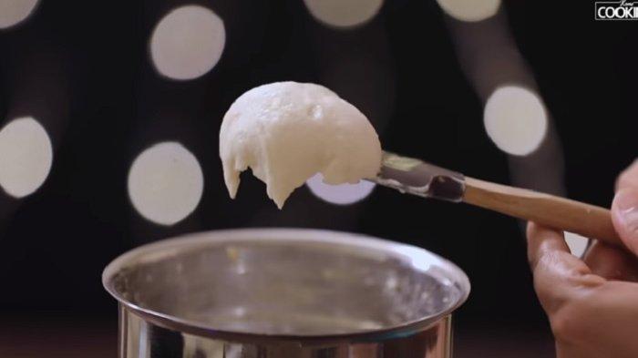 Kacang dal yang telah dihaluskan dan siap menjadi bahan dasar pembuatan vada