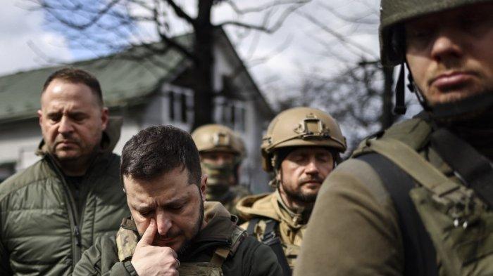 Presiden Volodymyr Zelensky (kedua dari kiri) berjalan di kota Bucha, tepat di barat laut ibu kota Ukraina, Kyiv, pada 4 April 2022.