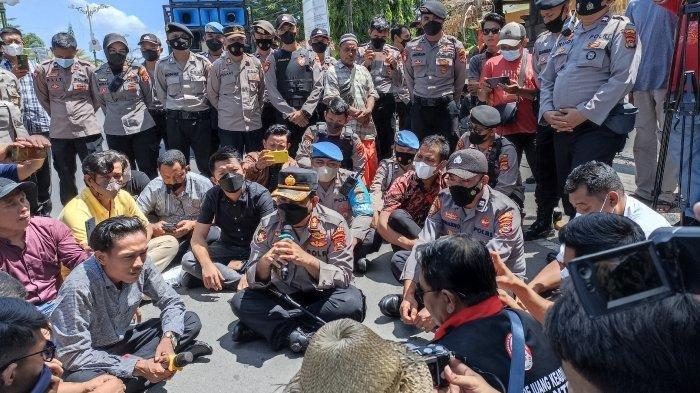 Kapolres Lombok Tengah AKBP Hery Indra Cahyono menerima warga yang berunjuk rasa di kantonya, Rabu (13/4/2022).