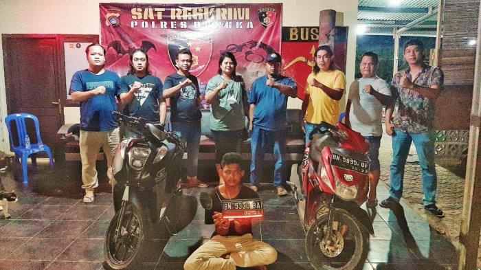 Tersangka Kasi pelaku pencurian motor besama barang bukti yang dibekuk Tim Kelambit Buser Polres Rabu (14/4/2022)
