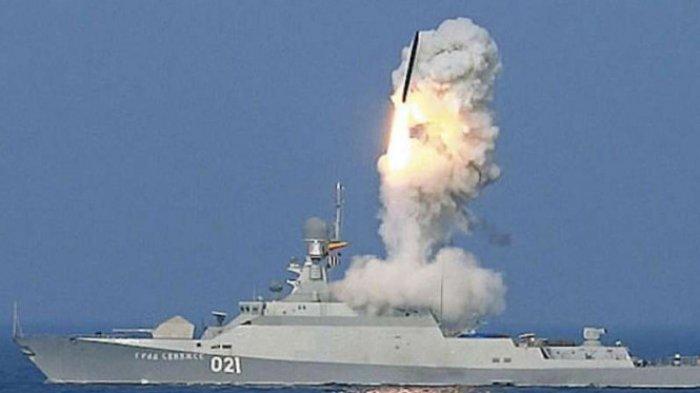 Kapal fregat Rusia menembakkan rudal jelajah Kalibr