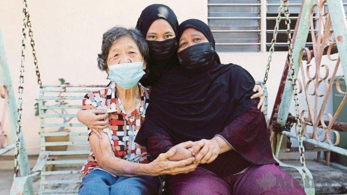 Rohana Abdullah (tengah), berfoto bersama ibu kandungnya Salimah Osman (kanan) dan ibu angkatnya Chee Hoi Lan di Malaysia.