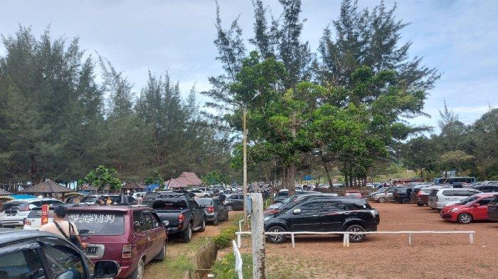 Kendaraan yang digunakan wisatawan memadati area Pantai Tikus Emas, Sungailiat, Bangka Belitung, Minggu (08/05/2022).