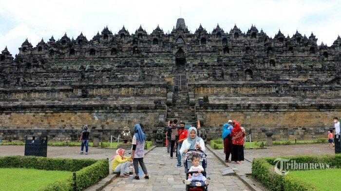 Libur panjang banyak dimanfaatkan sejumlah warga untuk mengunjungi sejumlah tempat wisata, salah satunya mendatangi kawasan Taman Wisata Candi (TWC) Borobudur di Magelang, Jawa Tengah, Sabtu (13/3/2021). TWC Borobudur tetap buka selama libur panjang dengan membatasi jumlah pengunjung guna mencegah penyebaran Covid-19. Tribun Jateng/Hermawan Handaka.