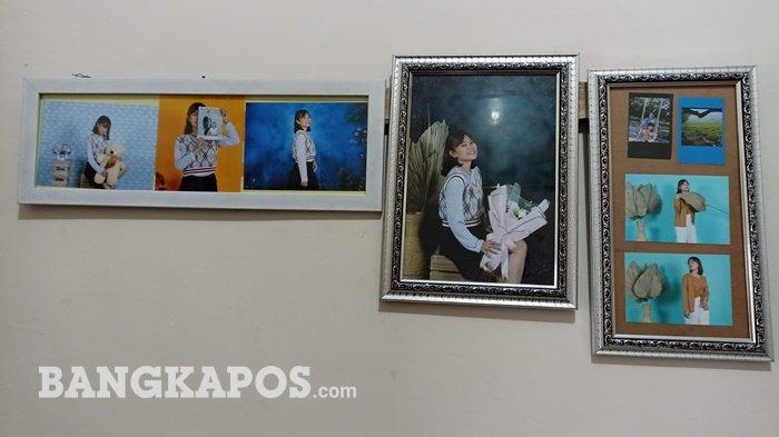 Foto Dona Ing Media yang menghiasi dinding rumahnya. (Bangkapos.com/Rizky Irianda Pahlevy)