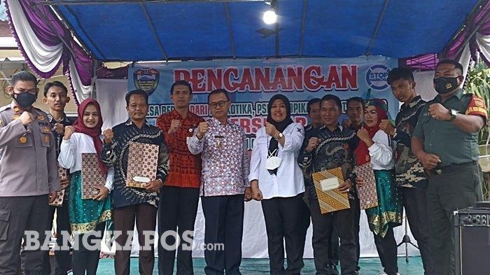 Wakil Bupati Bangka Syahbudin melaunching program desa bersih dari narkotika, psikotropika dan obat terlarang atau Desa Bersinar di halaman Kantor Desa Jurung Kecamatan Merawang Kabupaten Bangka, Kamis (23/06/2022).