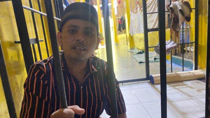 Jamal Mirdad (31) saat berbincang dengan Bangkapos.com dari balik jeruji besi ruang tahanan Mapolres Bangka Tengah, Selasa (26/7/2022).