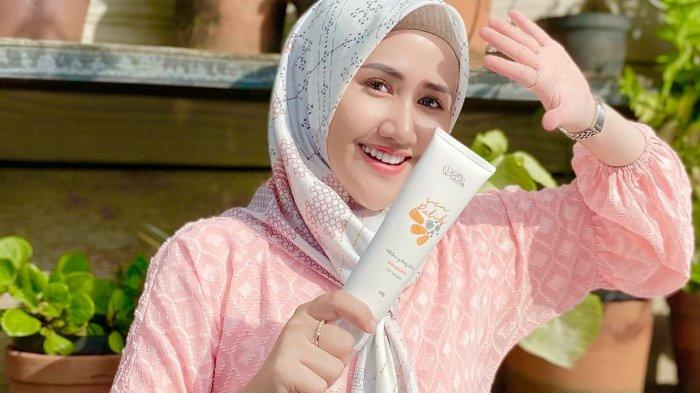 Owner Skincare GRS and Glow dengan menampilkan produk skincare GRS and Glow
