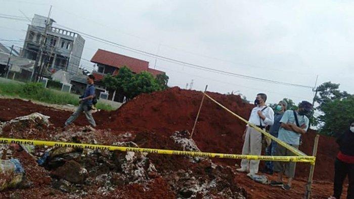 Warga Kampung Serap menemukan timbunan banyak karung yang diduga berisi bantuan Presiden yang tidak disalurkan oleh perusahaan ekspedisi JNE.