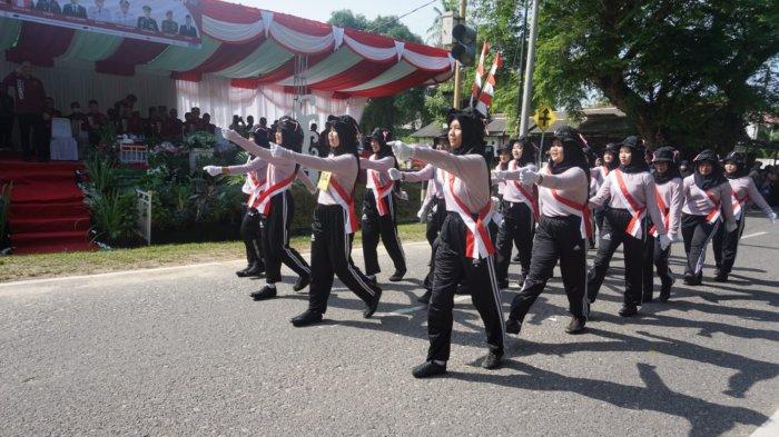 Para peserta gerak jalan di Kecamatan Muntok, Kabupaten Bangka Barat, Provinsi Kepulauan Bangka Belitung, Selasa (23/8/2022)