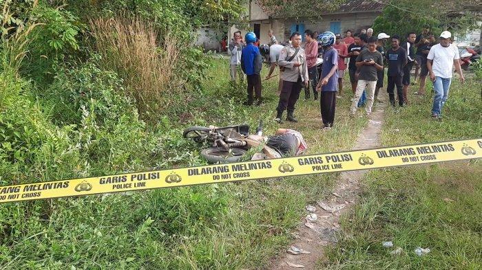 Seorang Pria ditemukan terkapar bersama motornya di pinggir Jalan Raya Paritempat, Dusun Perumnas, Sekarbiru, Parittiga Kabupaten Bangka, Sabtu (6/8/2022) sore.