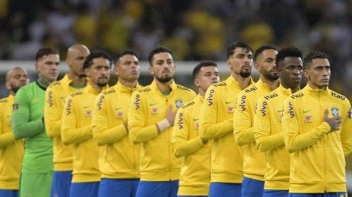 Para pemain timnas Brasil berbaris saat menyanyikan lagu kebangsaan dalam laga kontra Paraguay pada lanjutan Kualifikasi Piala Dunia 2022 Zona Amerika Selatan yang digelar di Stadion Mineirao, Rabu (2/2/2022) pagi WIB. Sesuai julukannya, Selecao yang bermakna
