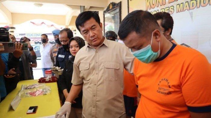 Kasat Reskrim Polres Madiun Kota, AKP Tatar Hernawan berbincang dengan tersangka MR yang mengaku sebagai pilot pesawat Garuda dan memperdaya seorang wanit di Kota Madiun.