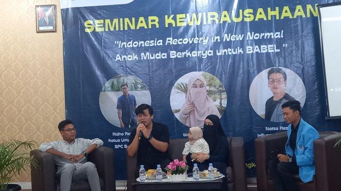Natta Reza dan Wardah Maulina mengisi seminar kewirausahaan di Universitas Bangka Belitung (UBB) bersama mahasiswa UKM Kewirausahaan, di gedung IV Babel UBB, Senin (22/8/2022).