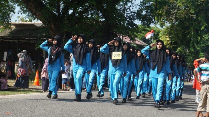Para peserta gerak jalan di Kecamatan Muntok, Kabupaten Bangka Barat, Provinsi Kepulauan Bangka Belitung, Selasa (23/8/2022)