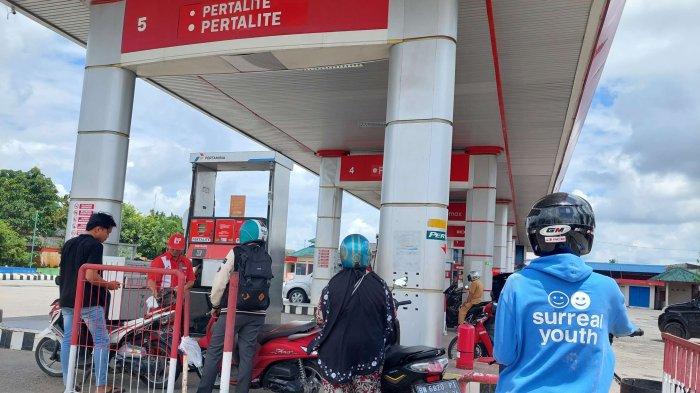Masyarakat saat antre mengisis BBM di SPBU Ahmad Yani, Pangkalpinang Senin, (29/8/2022)