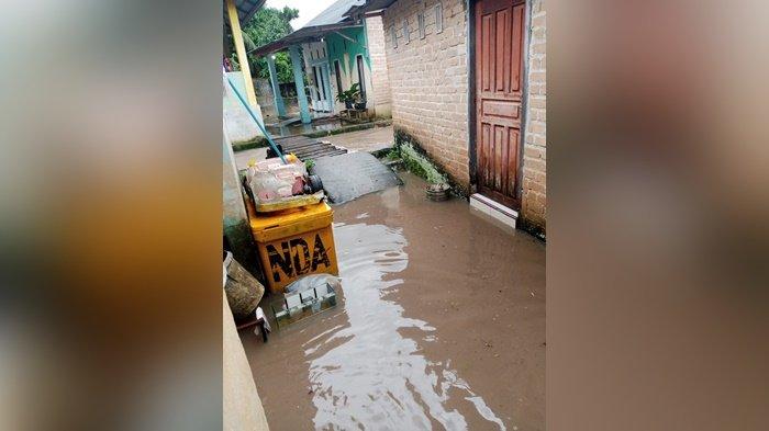 Rumah warga Rawa Bangun Kecamatan Toboali Bangka Selatan tergenangi air, usai dilanda hujan deras, Selasa (13/9/2022)