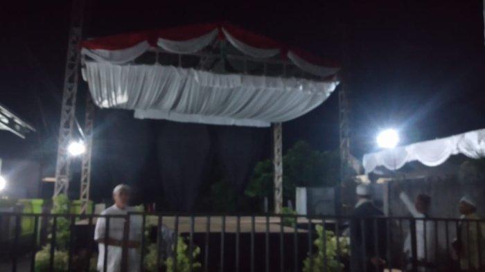 Pengurus Masjid Al Hidayah Cendrawasih Sungailiat sedang memasang terpal plastik di halaman masjid dan kesiapan panggung.