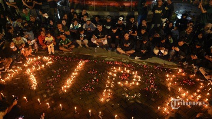 Aksi menyalakan lilin dan doa bersama untuk para korban tragedi pertandingan Arema melawan Persebaya, Sabtu (1/10/2022) Malam. Diketahui dalam tragedi Stadion Kanjuruhan Malang, MA bocah berusia 11 tahun kehilangan kedua orangtuanya untuk selama-lamanya.