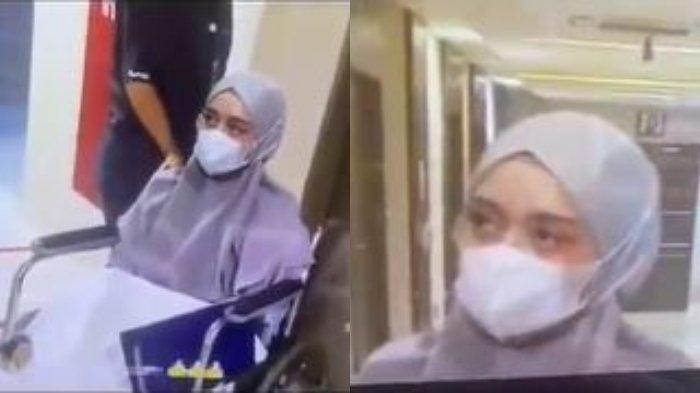 Potret Lesti Kejora yang duduk di kursi roda. Pada mata terlihat lebih coklat diduga bekas lebam