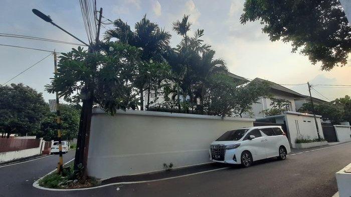 Rumah Lesti Kejora dan Rizky Billar di Cipete, Jakarta Selatan didatangi polisi untuk mrelakukan olah Tempat Kejadian Perkara (TKP) dugaan kasus Kekerasan Dalam Rumah Tangga (KDRT) pada Senin (3/10/2022). Rizky Billar meninggalkan rumah saat polisi melakukan olah TKP.