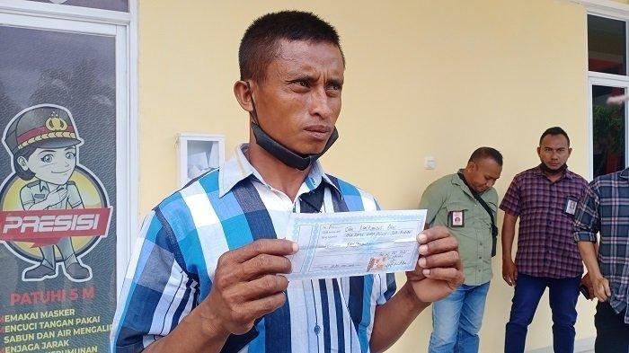 Kakak kandung korban, Melkianus Dami memegang kwitansi bukti pembayaran kepada calo casis Bintara Polri usai membuat laporan pengaduan di Bidang Propam Polda NTT, Selasa 18 Oktober 2022