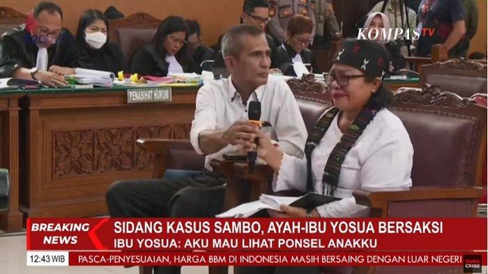 Orangtua Brigadir Yosua, Samuel Hutabarat dan Rosti Simanjuntak hadir menjadi saksi di sidang pembunuhan putranya di PN Jakarta Selatan, Selasa (1/11/2022).