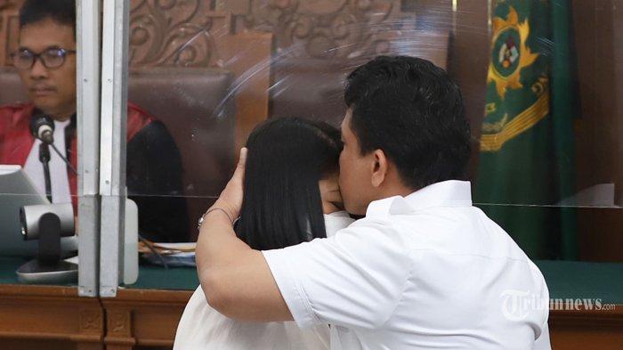 Ferdy Sambo dan Putri Candrawathi saling berpelukan sebelum menjalani persidangan di Pengadilan Negeri Jakarta Selatan, Selasa (8/11/2022). Deden Miftahul Haq mengaku masih melayani keluarga Ferdy Sambo dan Putri Candrawathi meski sudah tidak lagi menjadi ajudan.